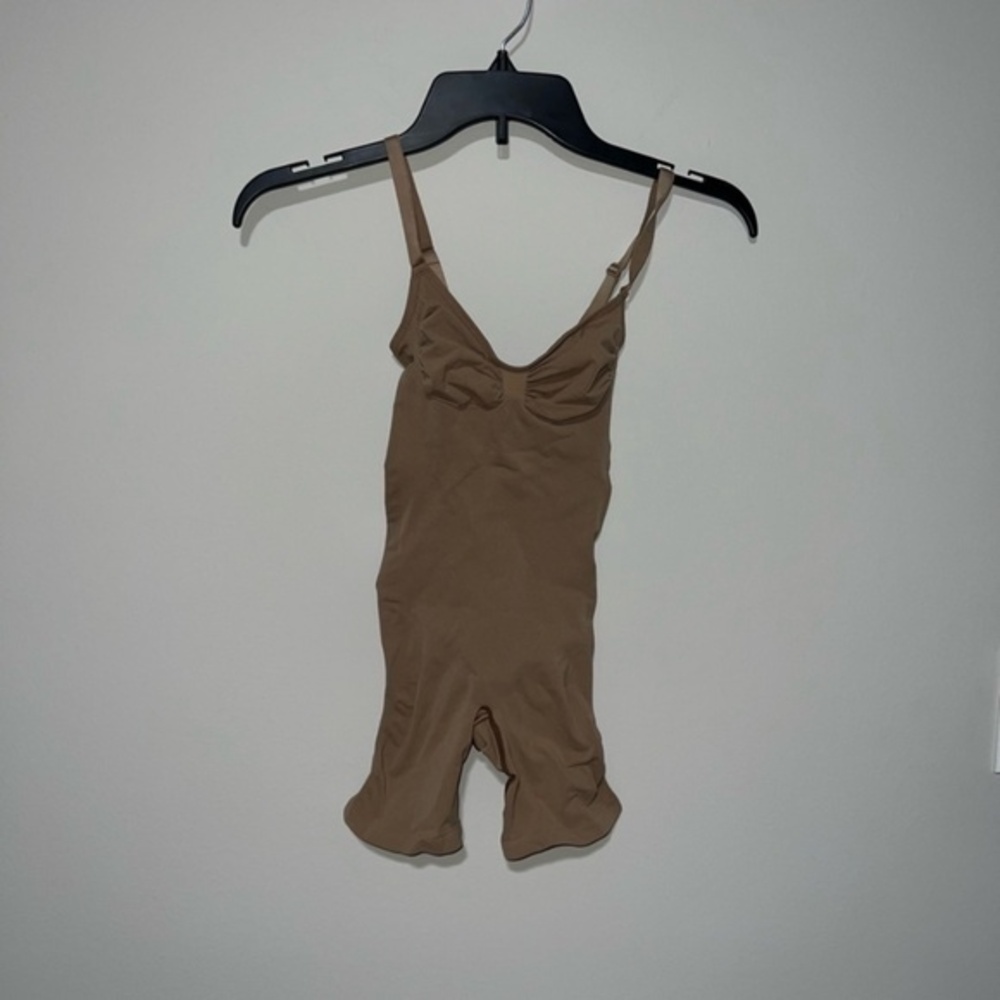 SKIMS SEAMLESS SCULPT MID THIGH BODYSUIT SIENNA NUDE MEDIUM